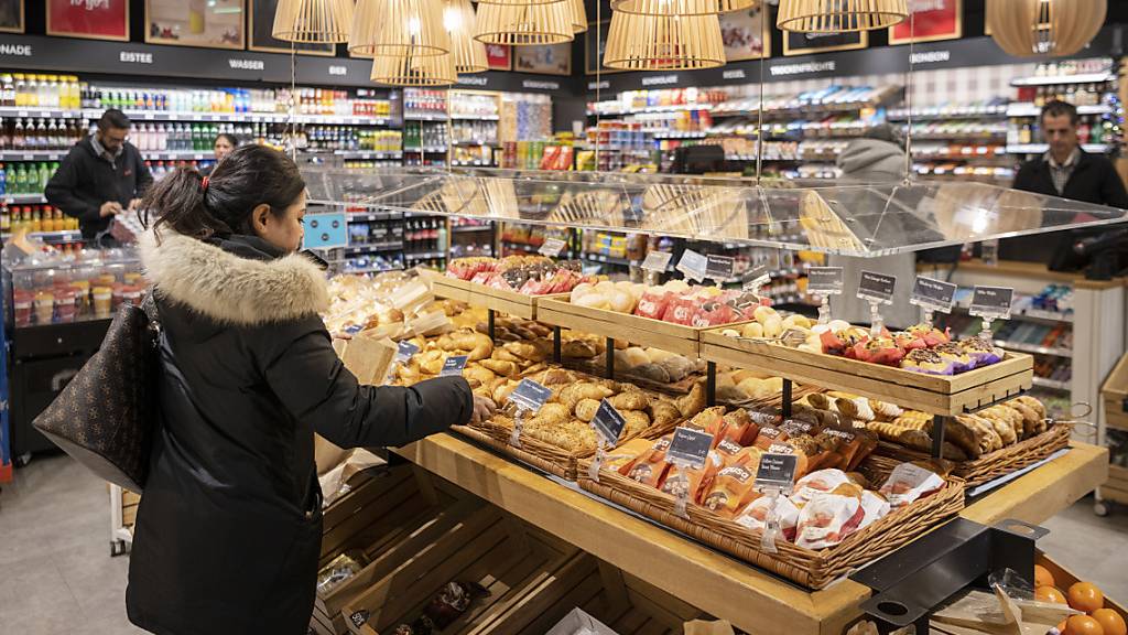 Der Detailhändler Valora schreibt wieder schwarze Zahlen. Nachdem die Kioskbetreiberin im 2020 coronabedingt einen Verlust erlitten hatte, erzielte sie im 2021 wieder einen Gewinn.(Archivbild)