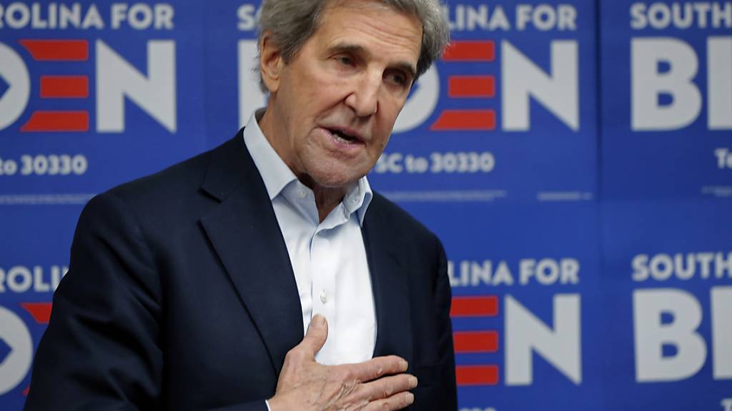 ARCHIV - John Kerry, ehemaliger Außenminister der USA, besucht das Wahlkampfbüro von Joe Biden. Foto: Gerald Herbert/AP/dpa