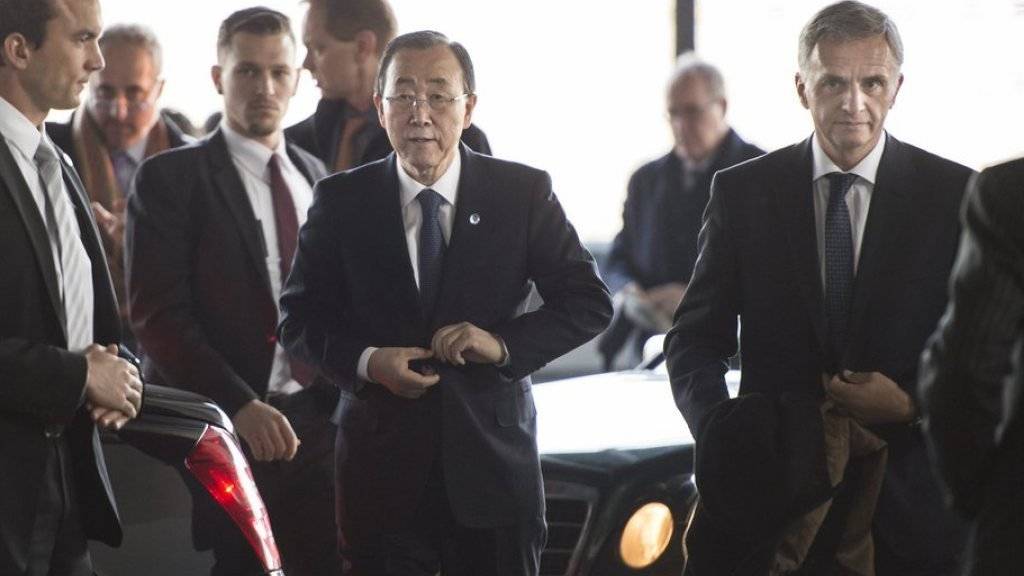 UNO-Generalsekretär Ban Ki Moon (m.) und Bundesrat Didier Burkhalter (r.) bei ihrer Ankunft an der Jahreskonferenz der Schweizer Entwicklungszusammenarbeit in Zürich