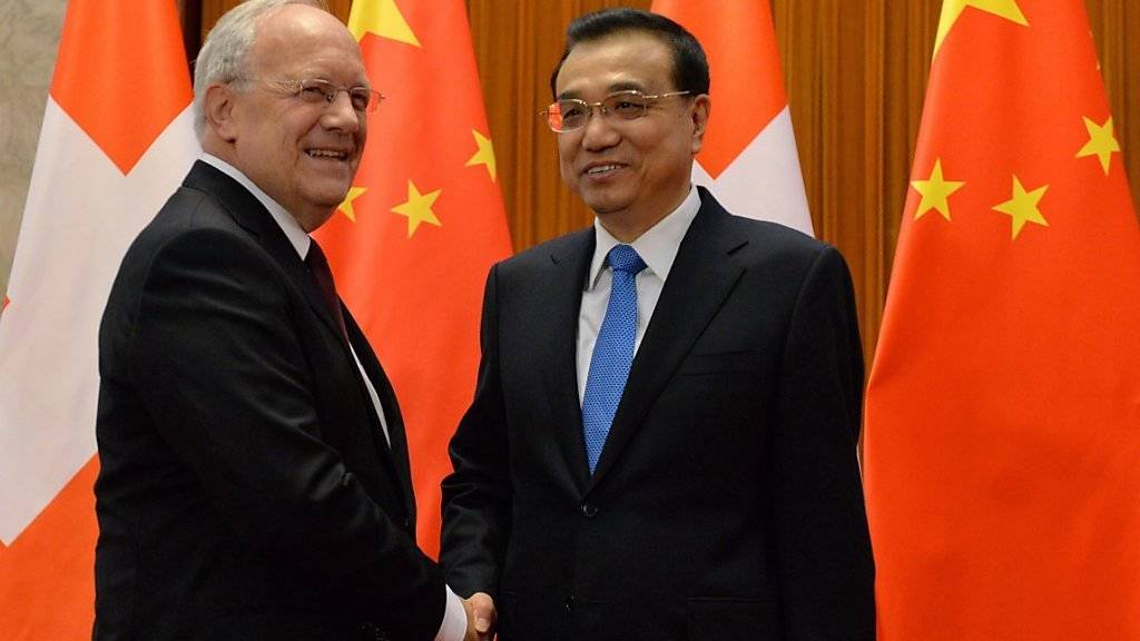 Bundespräsident Johann Schneider-Ammann und der chinesische Premierminister Li Keqiang treffen sich in der Grossen Halle des Volkes in Peking zum Gespräch.