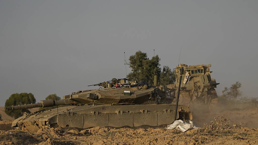 Israelische Soldaten sind nahe der Grenze zum Gazastreifen im Süden Israels im Einsatz. Foto: Ohad Zwigenberg/AP/dpa