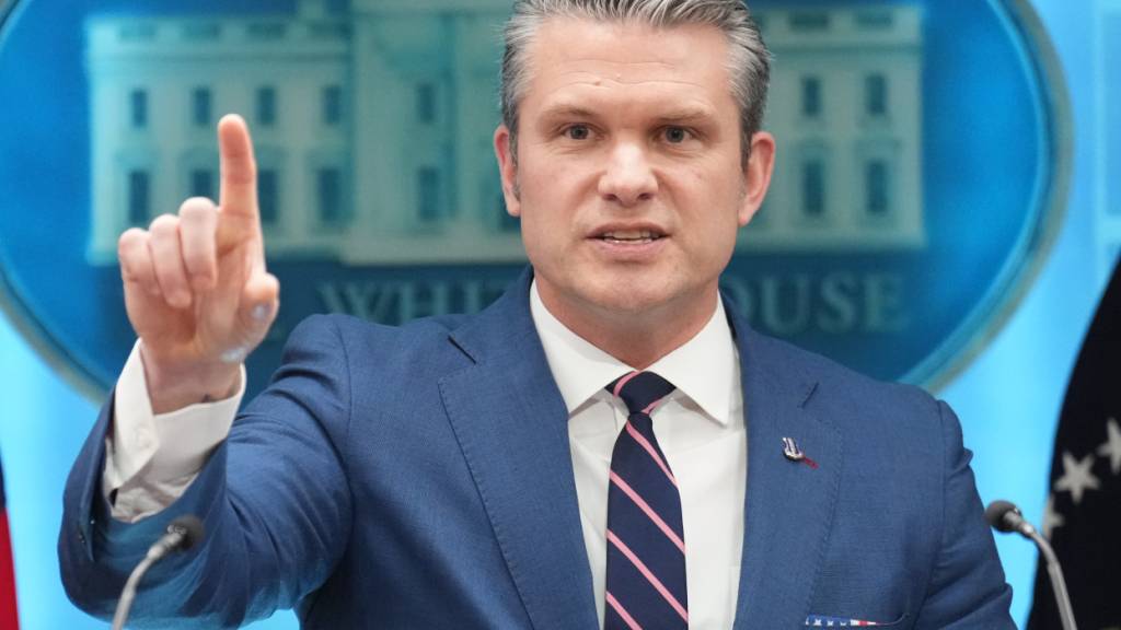 ARCHIV - US-Verteidigungsminister Pete Hegseth spricht im James Brady Press Briefing Room im Weißen Haus. Foto: Mark Schiefelbein/AP/dpa