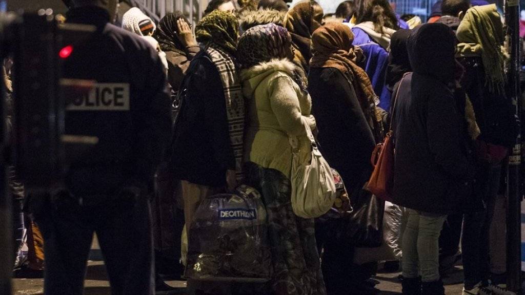 Die Flüchtlinge wurden am frühen Mittwochmorgen mit Bussen abgeholt und in Unterkünfte in der Region Paris gefahren.