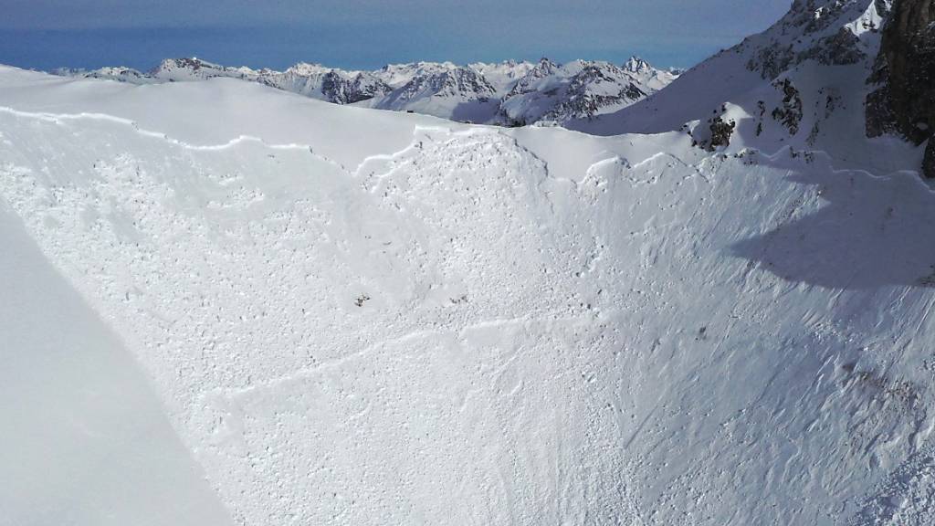 Die Abrisskante der grossen Lawine oberhalb der Lenzerheide , welche am Donnerstag, 3. Februar 2022, drei Gebirgsspezialisten der Schweizer Armee verschüttet hat. (Archivbild)