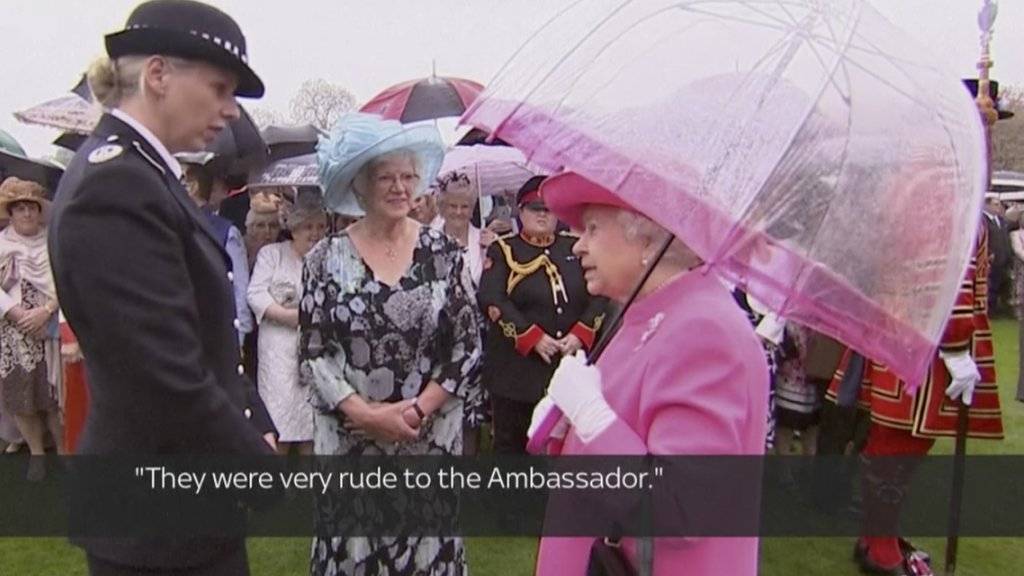 Queen Elizabeth II tauscht sich anlässlich ihrer Geburtstagsfeier in London mit der Metropolitan-Polizeichefin aus.