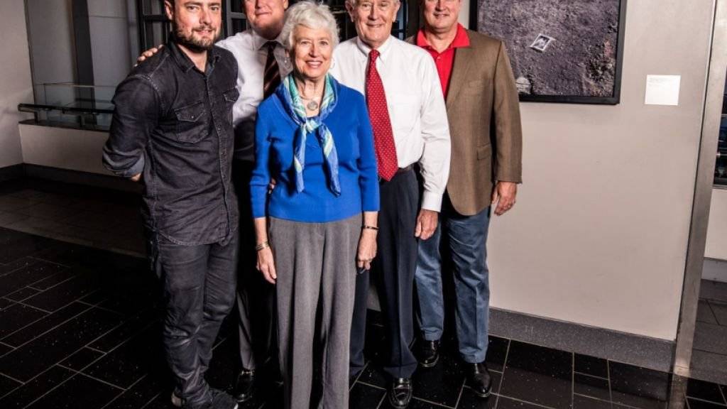 Astronaut Charlie Duke mit seiner Familie und Filmregisseur Rob Lewis vor dem berühmten Foto des Bildes der Duke-Familie, das der Amerikaner auf dem Mond zurückliess. Die Geschichte steht im Fokus des Films “Lunar Tribute” des Schweizer Flimmers Lewis.