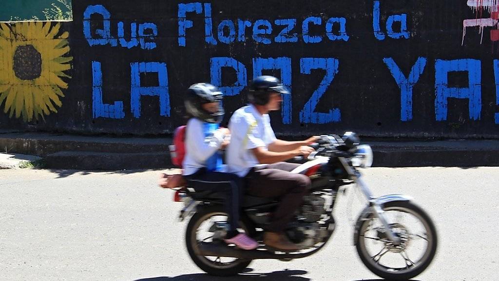Ein Motorrad passiert in den Strassen von San Vicente Del Caguán die Botschaft «Dass nun der Friede blühe!»