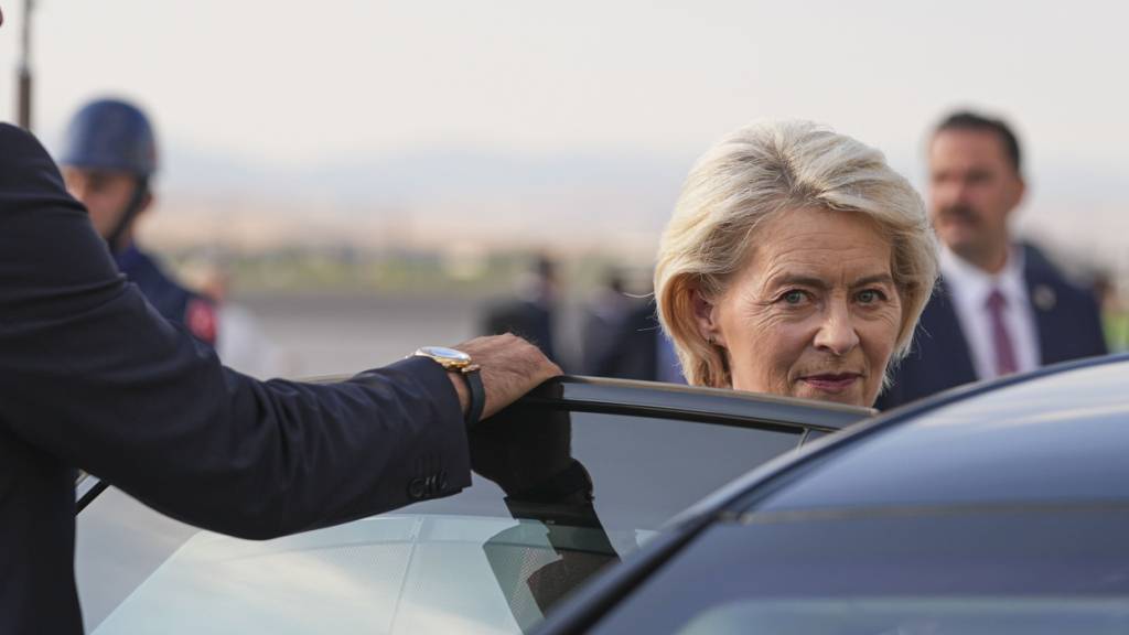 ARCHIV - Ursula von der Leyen, Präsidentin der Europäischen Kommission, bei ihrer Ankunft am Flughafen im Vorfeld des Nato-Gipfels in der türkischen Hauptstadt. Foto: Metin Aktas/Anadolu Pool via AP/dpa