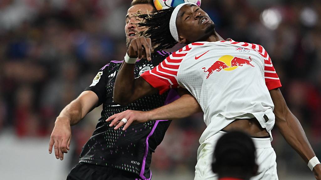 Auch das Kopfball-Duell zwischen Bayerns Harry Kane und Leipzigs Mohamed Simakan endete unentschieden