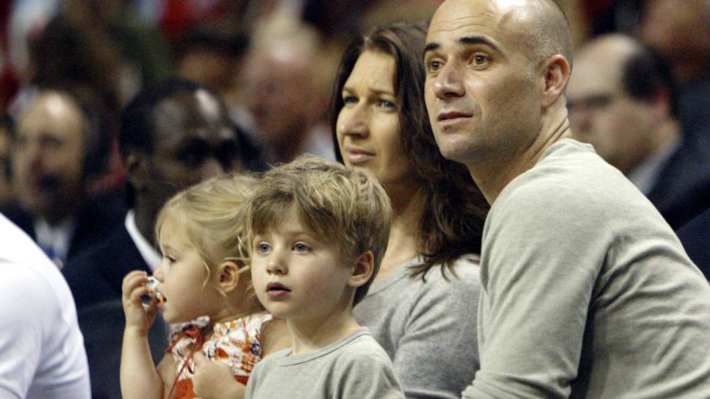 Jaden Gil Agassi (Mitte) im Januar 2006 als kleiner Knirps mit seiner Schwester Jaz Elle (links) und den Eltern Steffi Graf und Andre Agassi.
