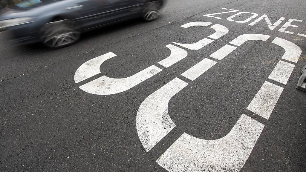 Immer mehr Luzerner Gemeinden möchten, zum Ärger gewisser Automobilistinnen und -mobilisten, Tempo 30 auf Hauptstrassen einführen. (Symbolbild)