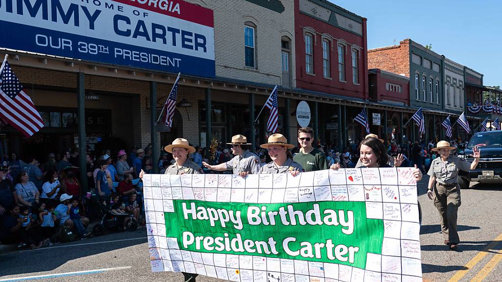 Nach monatelanger palliativer Betreuung hat der frühere US-Präsident Jimmy Carter die Menschen in seinem Heimatort Plains in Georgia mit einem öffentlichen Auftritt während des jährlichen «Peanut Festivals» überrascht. Foto: Richard Ellis/ZUMA Press Wire/dpa
