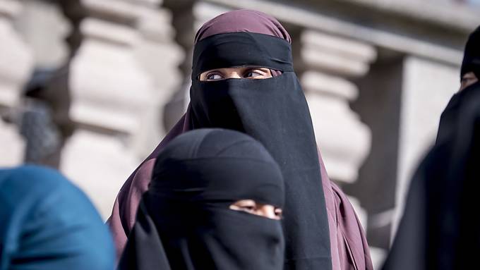 Nationalrat beugt sich über Burka-Initiative