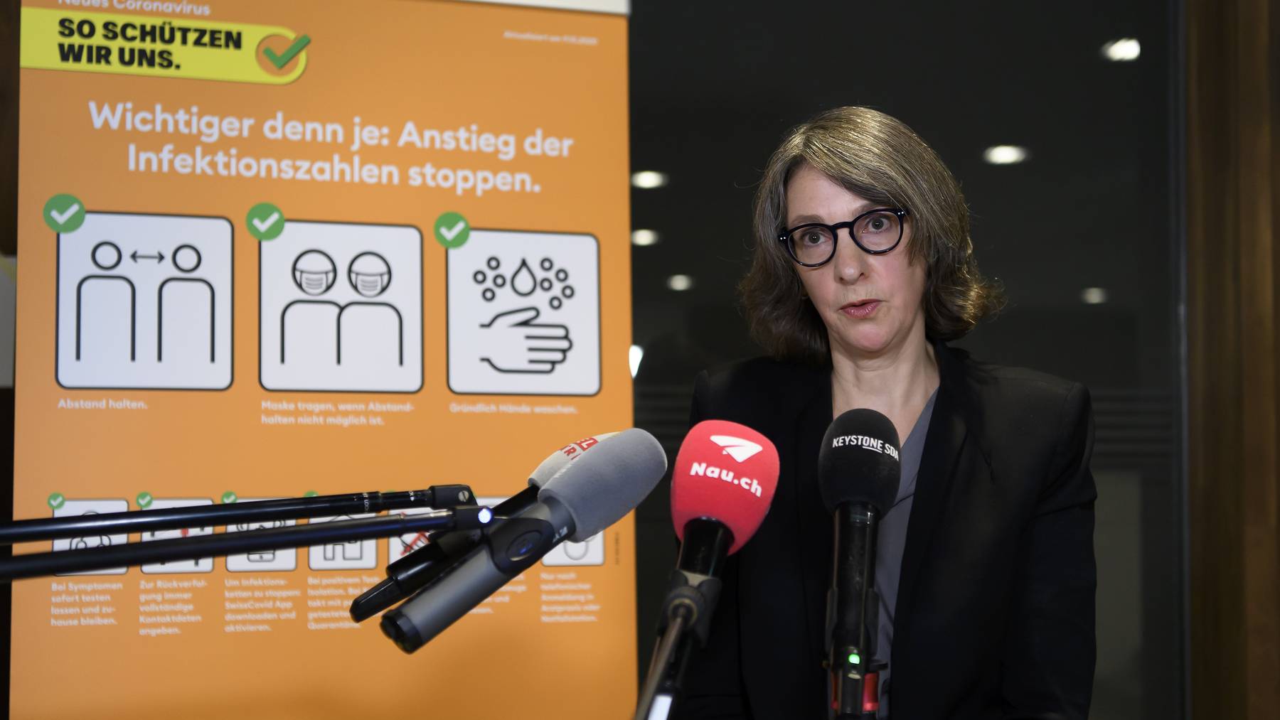 Anne Lévy, neue Direktorin des Bundesamtes für Gesundheit (BAG), am Freitag vor einem Sujet der neuen BAG-Kampagne in Orange.