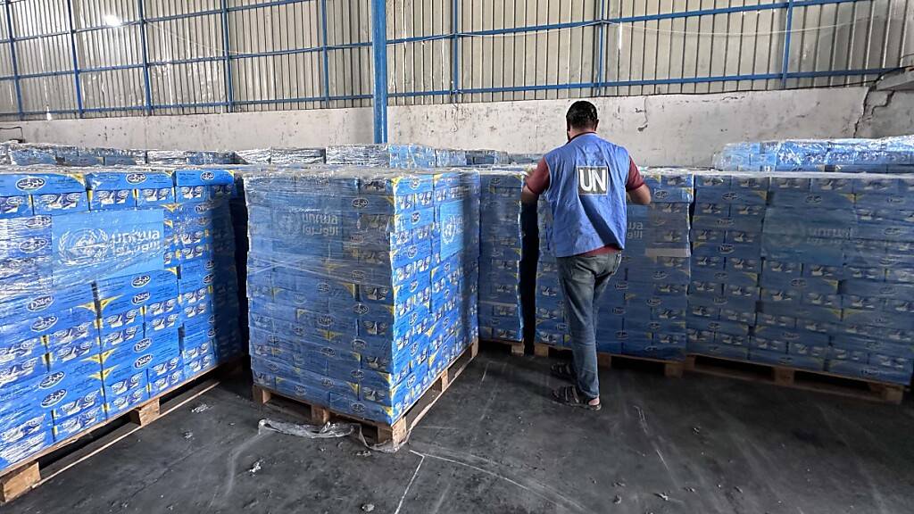 Arbeiter des Hilfswerks der Vereinten Nationen für Palästinaflüchtlinge verpacken medizinische Hilfsgüter und bereiten sie für die Verteilung an Schutzzentren in einem Lagerhaus vor. Foto: Suliman El-Fara/APA Images via ZUMA Press Wire/dpa