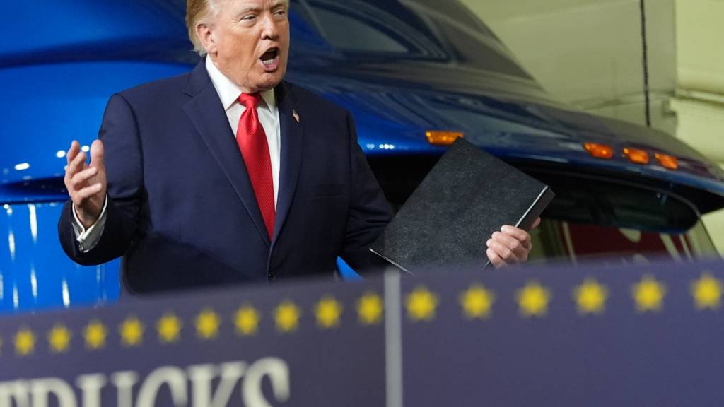 dpatopbilder - US-Präsident Donald Trump trifft ein, um bei Peterbilt Motors eine Rede zu halten. Foto: Alex Brandon/AP/dpa