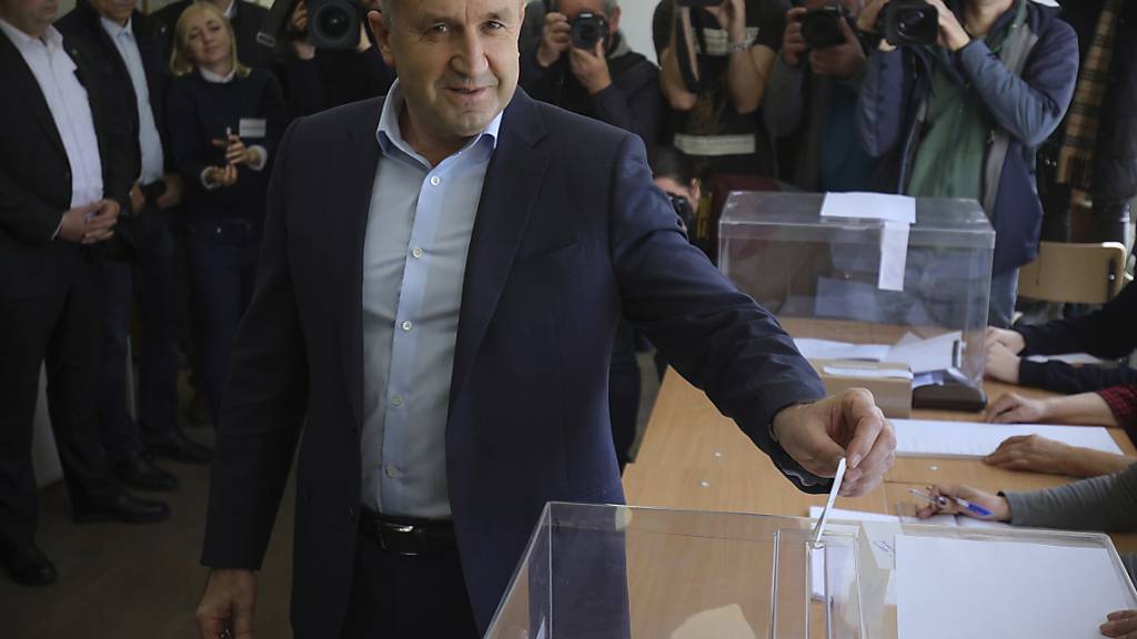 ARCHIV - Rumen Radew, Präsident von Bulgarien, gibt seine Stimme in einem Wahllokal ab. Das bulgarische Parlament hat am Mittwoch Verfassungsänderungen beschlossen, die die Vollmachten des russlandfreundlichen Präsidenten einschränken. Foto: Valentina Petrova/AP/dpa