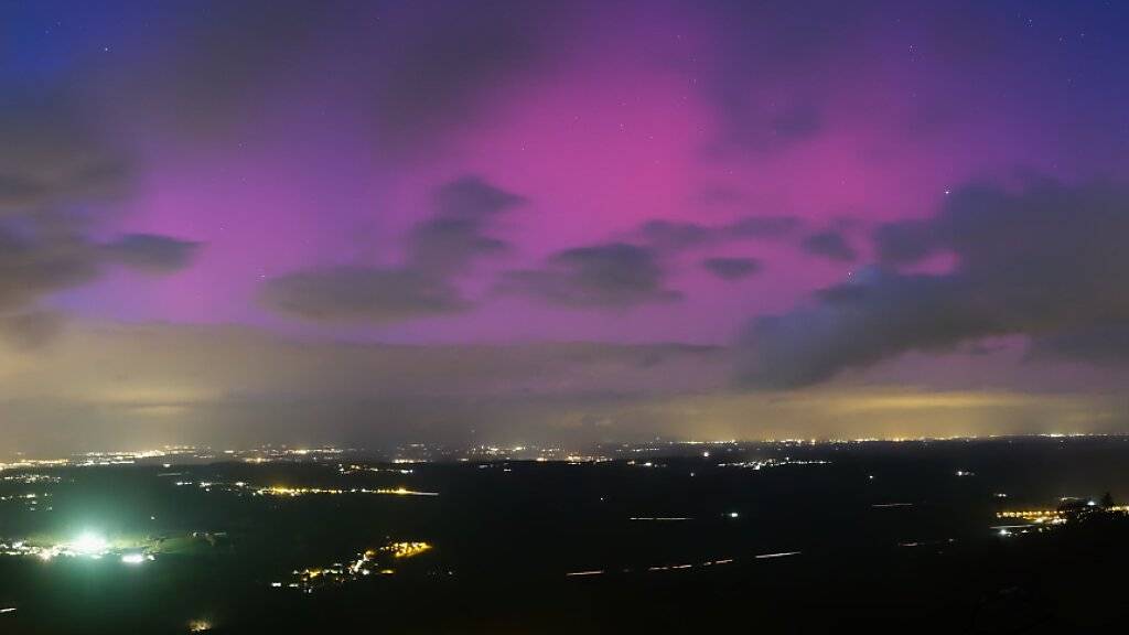 Eine Kamera des Bundesamts für Meteorologie, Meteoschweiz, hielt die Polarlichter vom Sonntagabend fest.