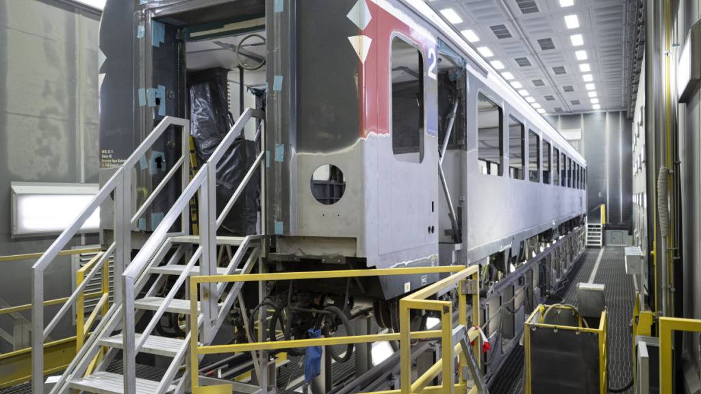 In der neuen Instandhaltungshalle im SBB-Werk Olten können die Eisenbahnwagen lackiert, geklebt, geschliffen und gestrichen werden. Die SBB sprechen von einer schweizweit einzigartigen Einrichtung.