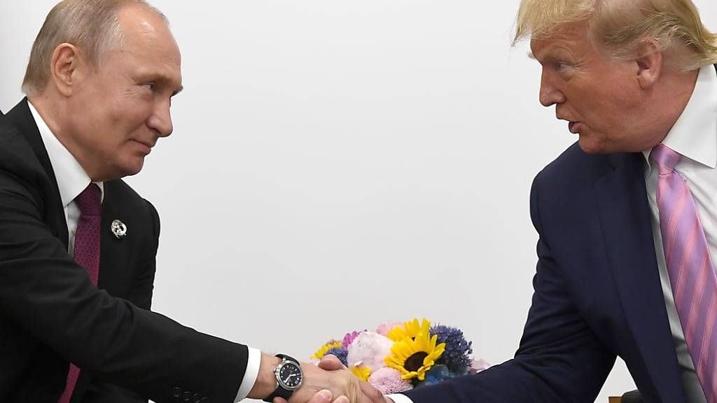 ARCHIV - Kremlchef Wladimir Putin (l) und der designierte US-Präsident Donald Trump sollen telefoniert haben. Foto: Susan Walsh/AP/dpa