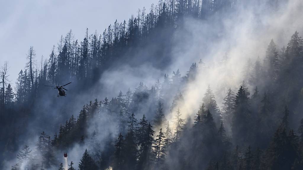 Oberhalb von Bitsch VS ist am Sonntag erneut ein Brand ausgebrochen. Unterdessen sind die Flammen gelöscht, auch ein Helikopter wurde zur Brandbekämpfung eingesetzt. (Archivbild)
