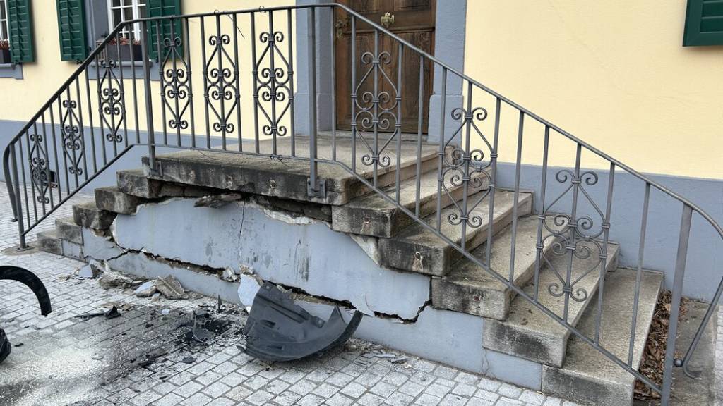 Nachdem sie mit einem vorausfahrenden Auto kollidiert war, kam eine 78-jährige Automobilistin in Suhr AG von der Strasse ab und beschädigte den Treppenaufgang eines Gasthauses.