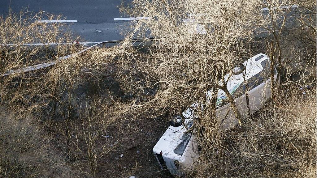 Bei einem schweren Busunfall 120 Kilometer von Tokio entfernt starben mindestens 14 Touristen.