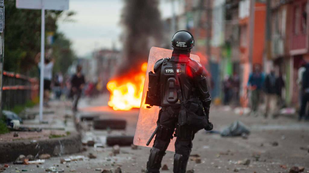 Nach tagelangen Protesten gegen eine umstrittene Steuerreform schickt die kolumbianische Regierung nun Soldaten auf die Straßen. Foto: Chepa Beltran/VW Pics via ZUMA Wire/dpa