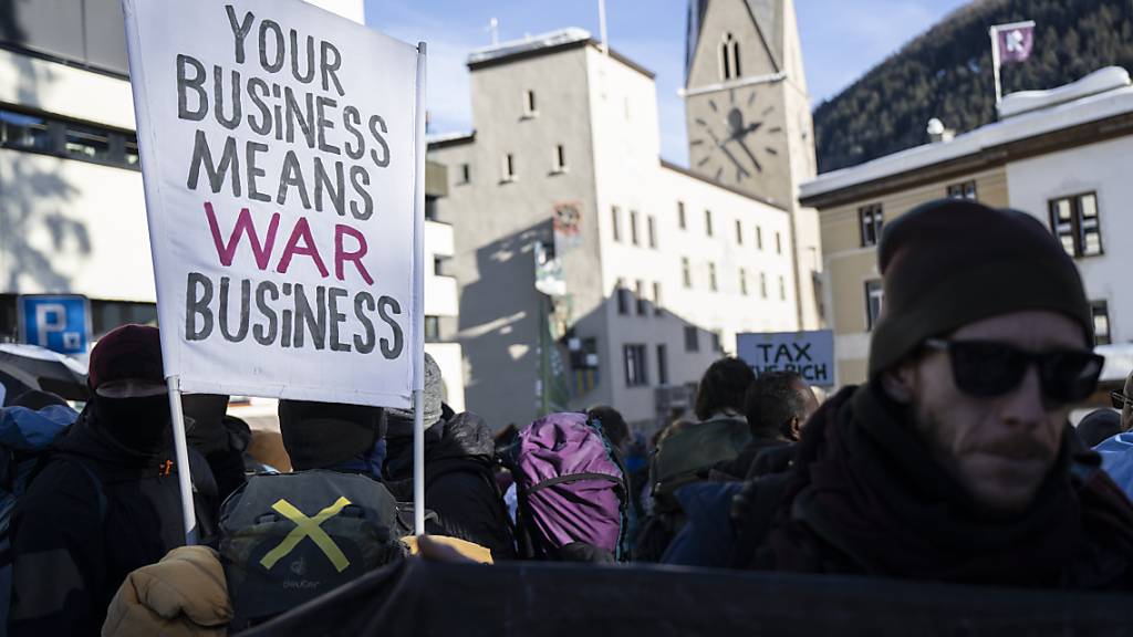 Rund 350 Demonstrierende forderten am Sonntag auf dem Postplatz in Davos das Ende des WEF.