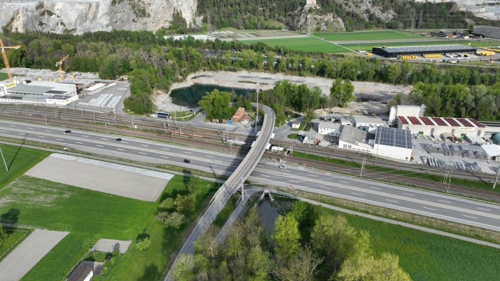 Von der Autobahnüberführung bei Trimmis GR warfen Männer Steine auf fahrende Autos.