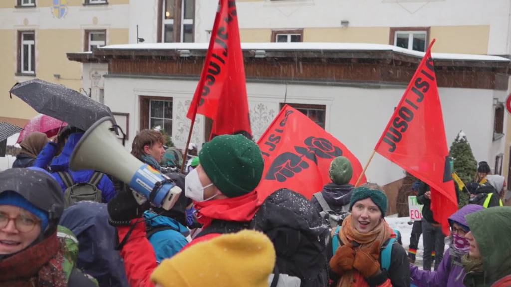 JUSO droht beim WEF mit «Krieg»