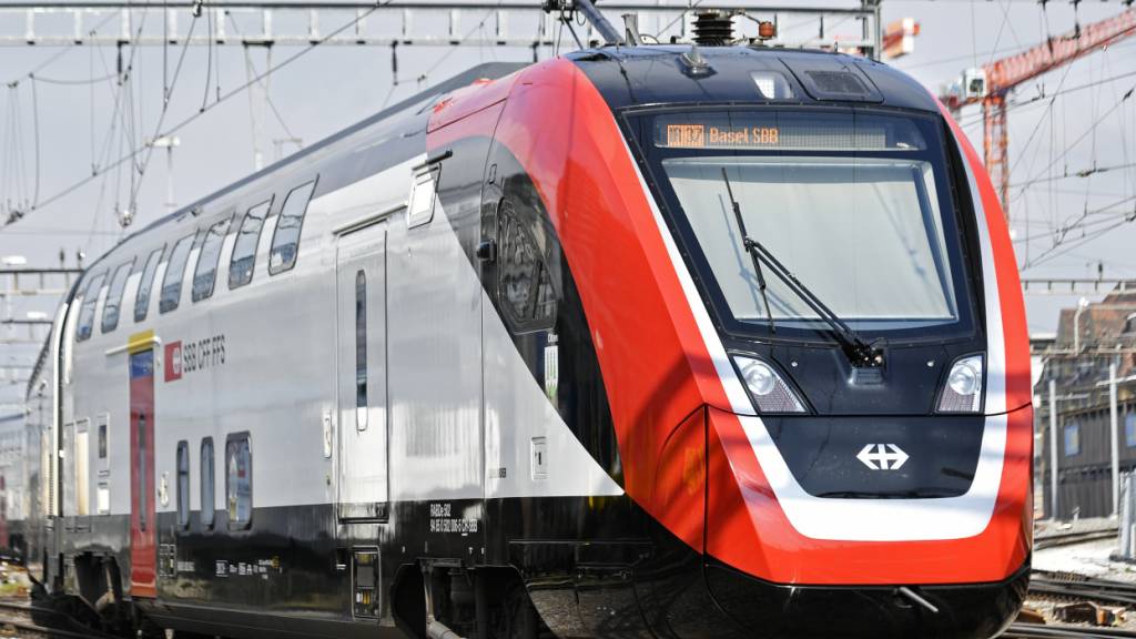 Die SBB bauen ihre Fernverkehr-Doppelstockzüge FV-Dosto in den kommenden Jahren schrittweise um, was den Fahrkomfort erheblich verbessern soll. (Archivbild)