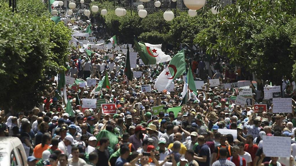 Tausende gehen in Algier gegen die Übergangsregierung auf die Strasse, weil deren Amtszeit abgelaufen ist.