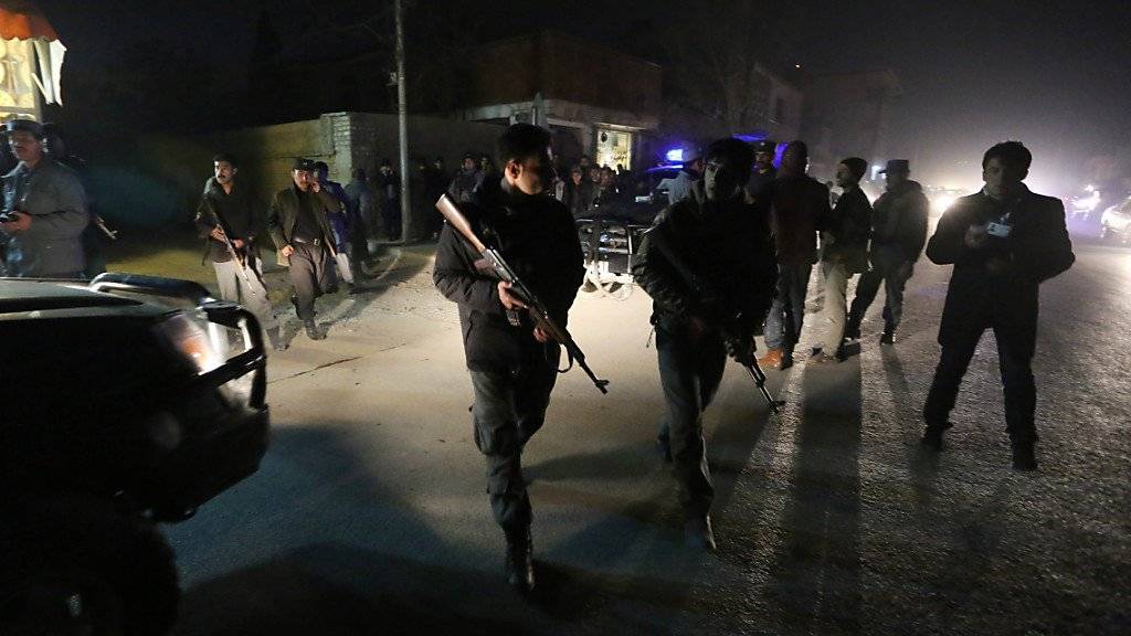 Afghanische Sicherheitskräfte durchsuchen nach dem Angriff auf das Restaurant die Nachbarschaft.
