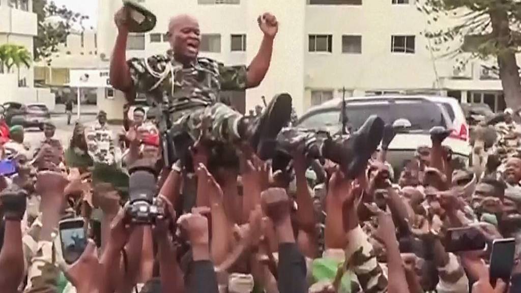 SCREENSHOT - Soldaten tragen General Brice Clothaire Oligui Nguema. Foto: Uncredited/Gabon24/AP/dpa - ACHTUNG: Nur zur redaktionellen Verwendung im Zusammenhang mit der aktuellen Berichterstattung und nur mit vollständiger Nennung des vorstehenden Credits