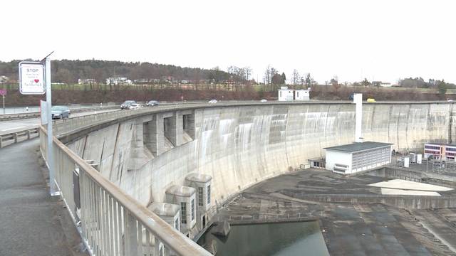 Dargebotene Hand auf Staumauern