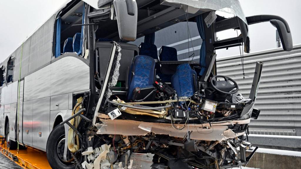 Am 16. Dezember kam es auf der Zürcher Sihlhochstrasse zu einem schweren Unfall mit zwei Toten. Das Zürcher Obergericht sprach am Freitag den Chauffeur des Reisecars der fahrlässigen Tötung schuldig. (Archivbild)