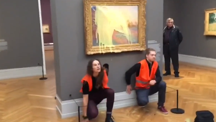 Klima-Aktivisten beschmieren Monet-Gemälde mit Kartoffelstock