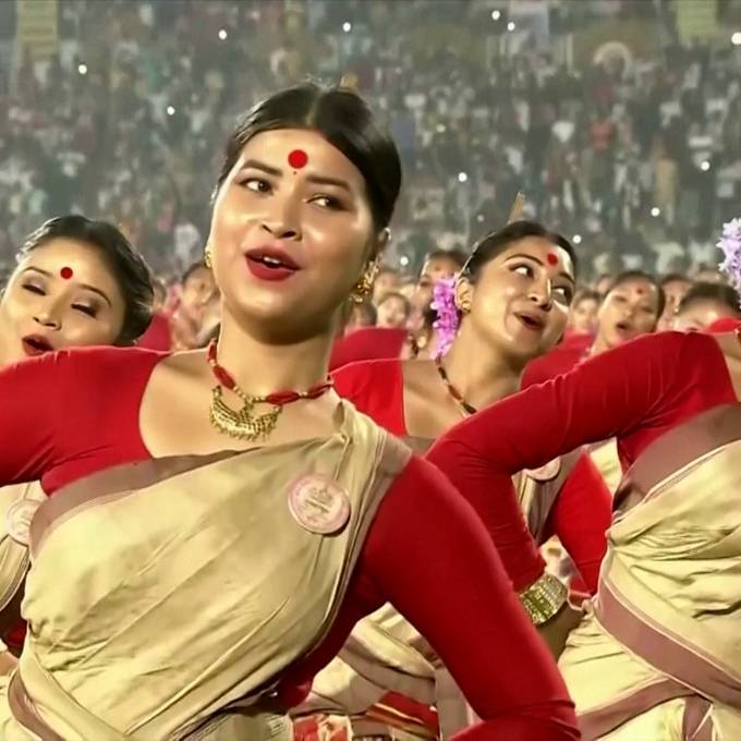 Über 11'000 Inderinnen tanzen sich zum Weltrekord