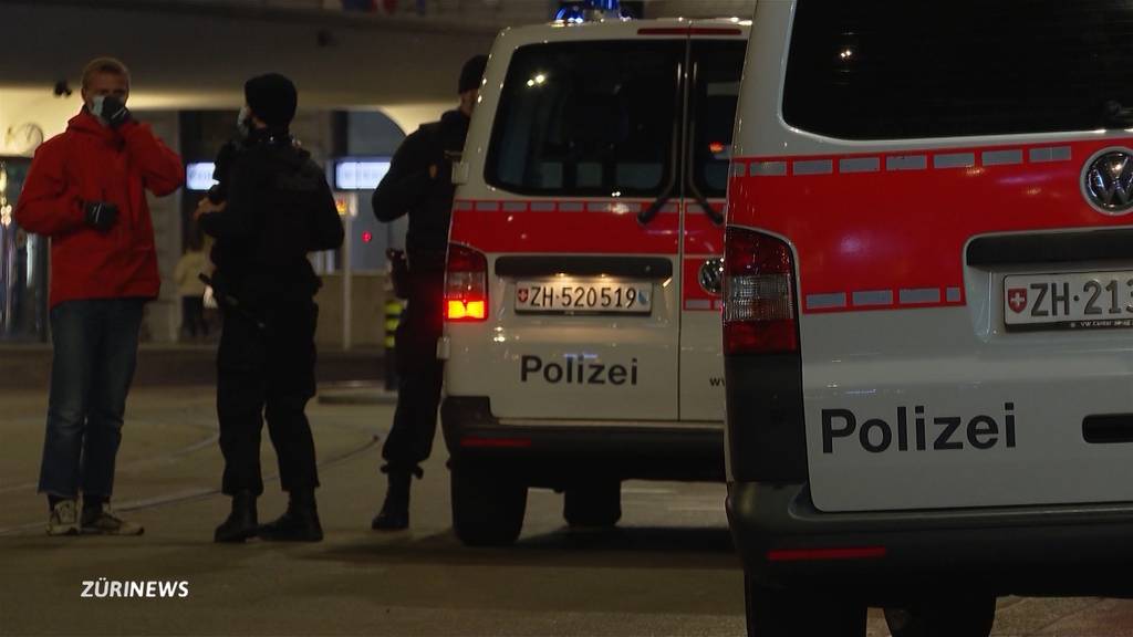 Jugendliche greifen am Sechseläutenplatz und Bahnhof Stadelhofen Polizisten an