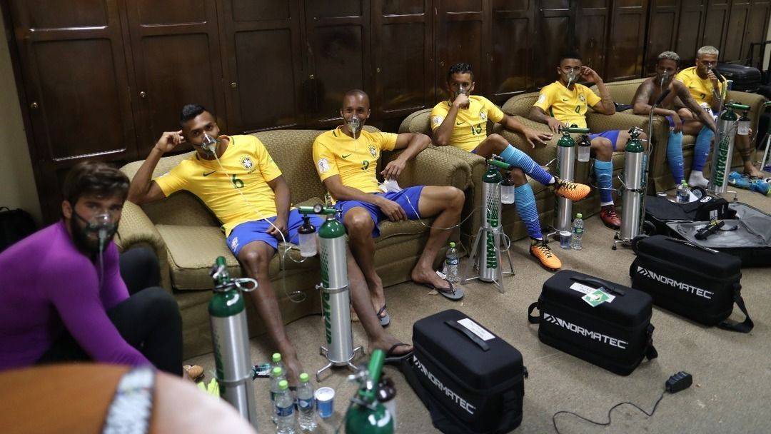 Spitzensportler mit Sauerstoff Brasilianische Fusballmannschaft