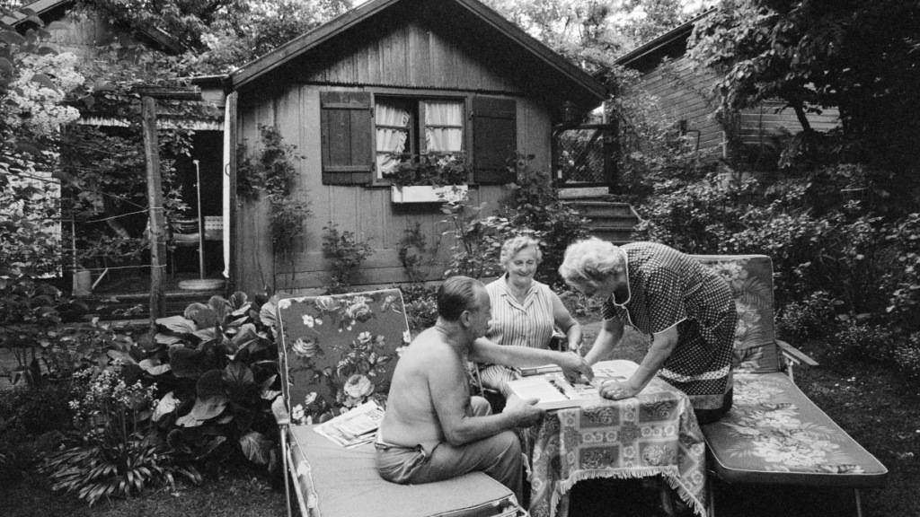 Ein Gesellschaftsspiel und einen Liegestuhl - mehr brauchte es im Jahr 1978 nicht für die Sommer-Idylle. Sehr häufig konnten die Zürcherinnen und Zürcher damals jedoch nicht Zeit im Schrebergarten verbringen. Der Sommer 1978 war aussergewöhnlich kühl. (Archivbild)