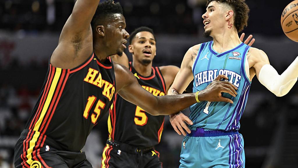 Clint Capela (links) verteidigt gegen LaMelo Ball von den Charlotte Hornets