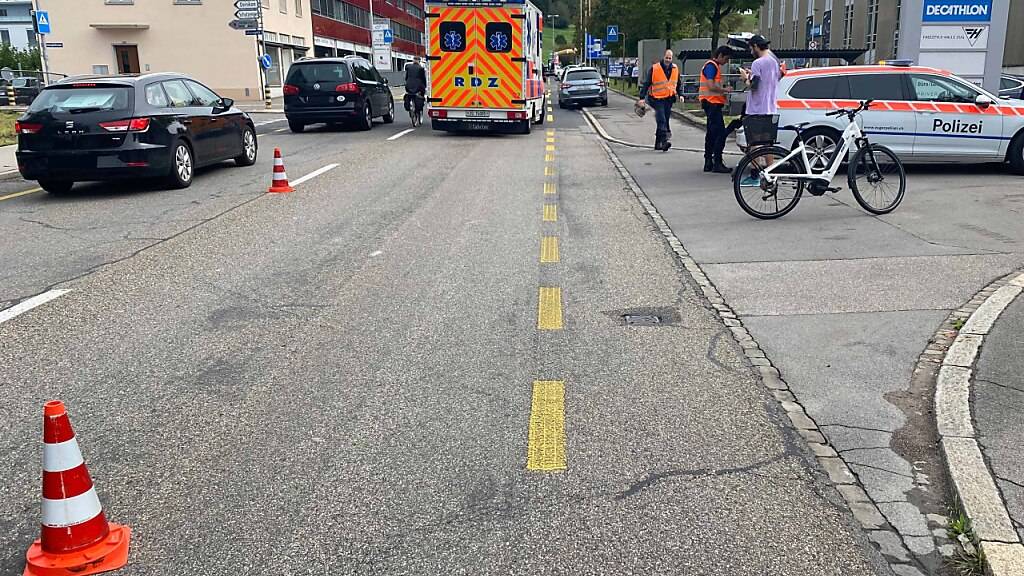 Nach einer Kollision mit einer Velofahrerin hat ein Autofahrer oder eine Autofahrerin in Baar ZG am Samstagmorgen Fahrerflucht begangen.