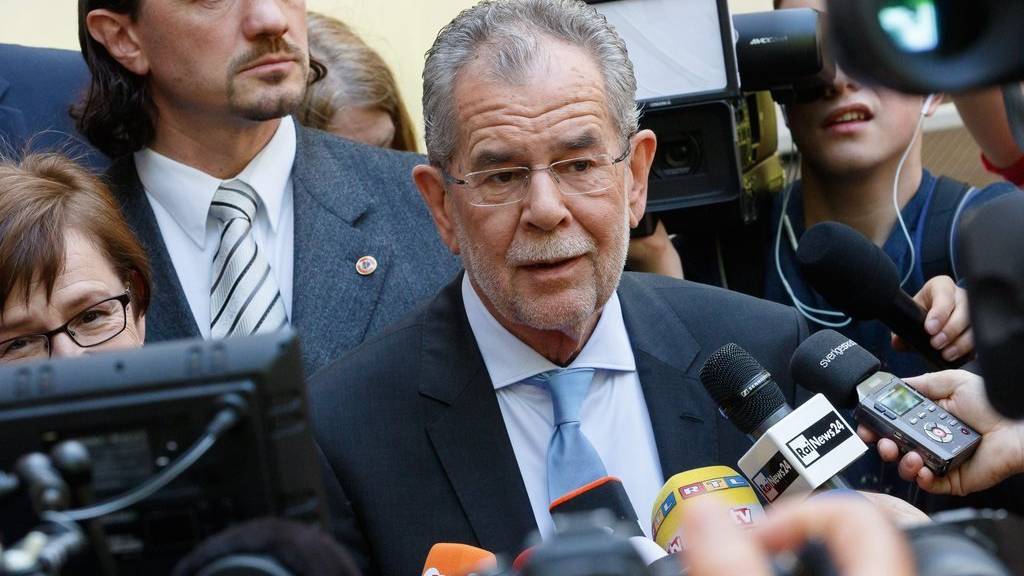 epa05322793 Independent presidential candidate Alexander Van der Bellen (C), supported by the Green Party, addresses the media after casting his ballot at a polling station during the Austrian presidential elections run-off in Vienna, Austria, 22 May 2016.  EPA/FLORIAN WIESER