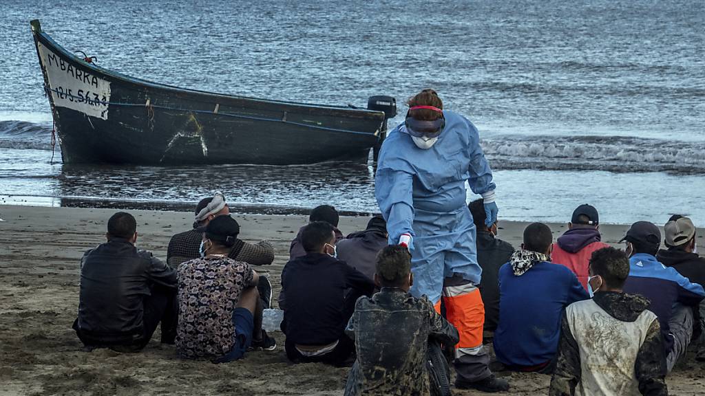 ARCHIV - Bei Migranten aus Marokko wird die Temperatur messen, nachdem sie mit einem Holzboot an der Küste von Gran Canaria angekommen sind. Foto: Javier Bauluz/AP/dpa