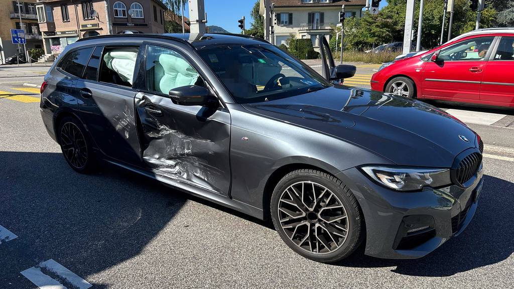 BMW-Fahrerin missachtet Rotlicht und kracht mit Audi zusammen – Ausweis weg