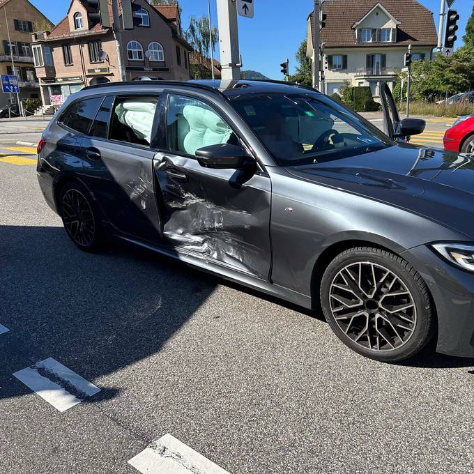 BMW-Fahrerin missachtet Rotlicht und kracht mit Audi zusammen – Ausweis weg