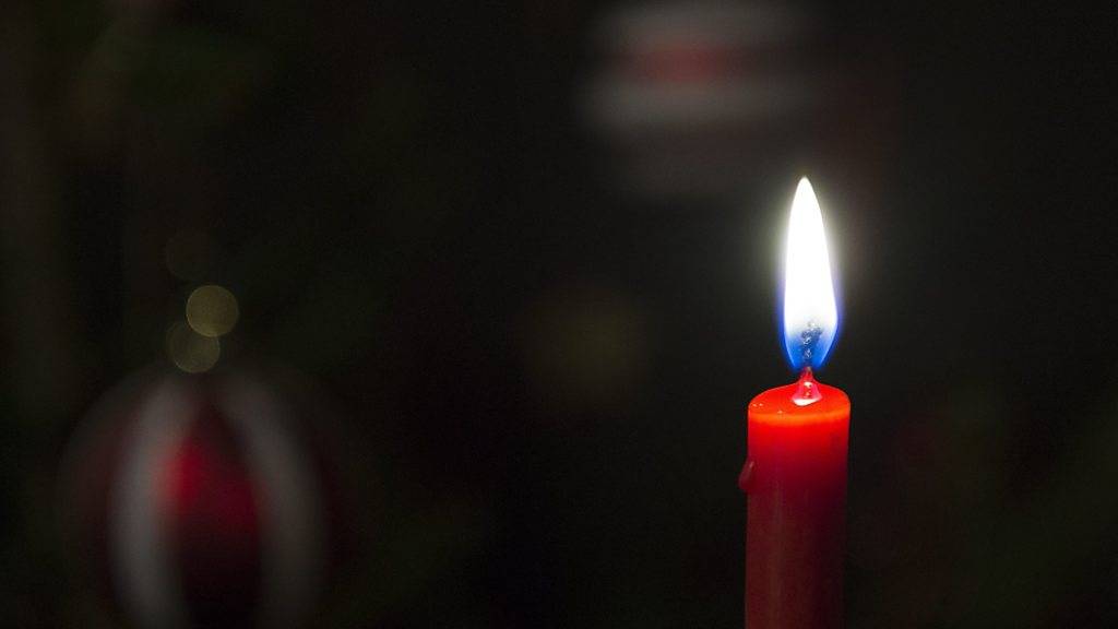 Eine Kerze auf einem Nachttisch löste einen Brand in einer Dachwohnung in Horw aus, bei dem zwei Menschen starben. (Symbolbild)