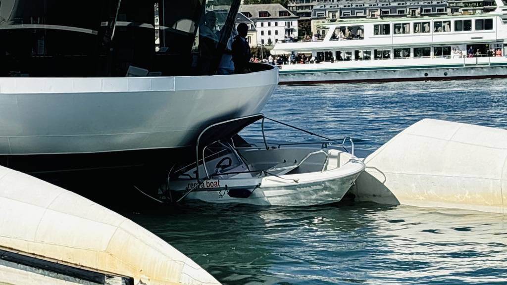 Am Sonntagnachmittag kollidierte ein kleines Mietmotorboot mit dem Motorschiff MS Bürgenstock auf dem Vierwaldstättersee. 